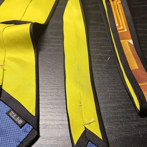 Rare Geometric Tie in Yellow and Black - Picture 3 of 3